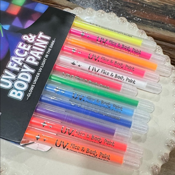 UV Face & Body Paint - 12 Colors - Picture 3 of 4